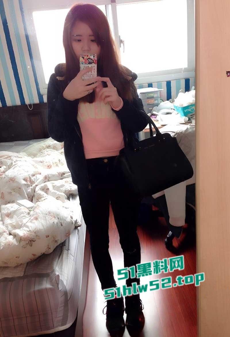 极品反差眼镜婊【谢可萱】性爱视频被前男友曝光,全程露脸口交舔屌玩到拉丝,撅臀掰逼被男友指奸玩弄!-1