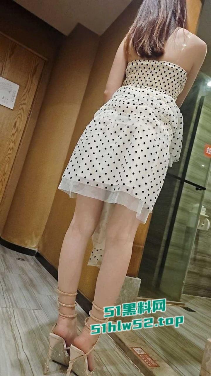 原创狂情哥哥带妹妹出门游玩抵达酒店,妹妹逼痒难耐主动给哥哥足交口交,后入爆操精液射满肥臀!-2