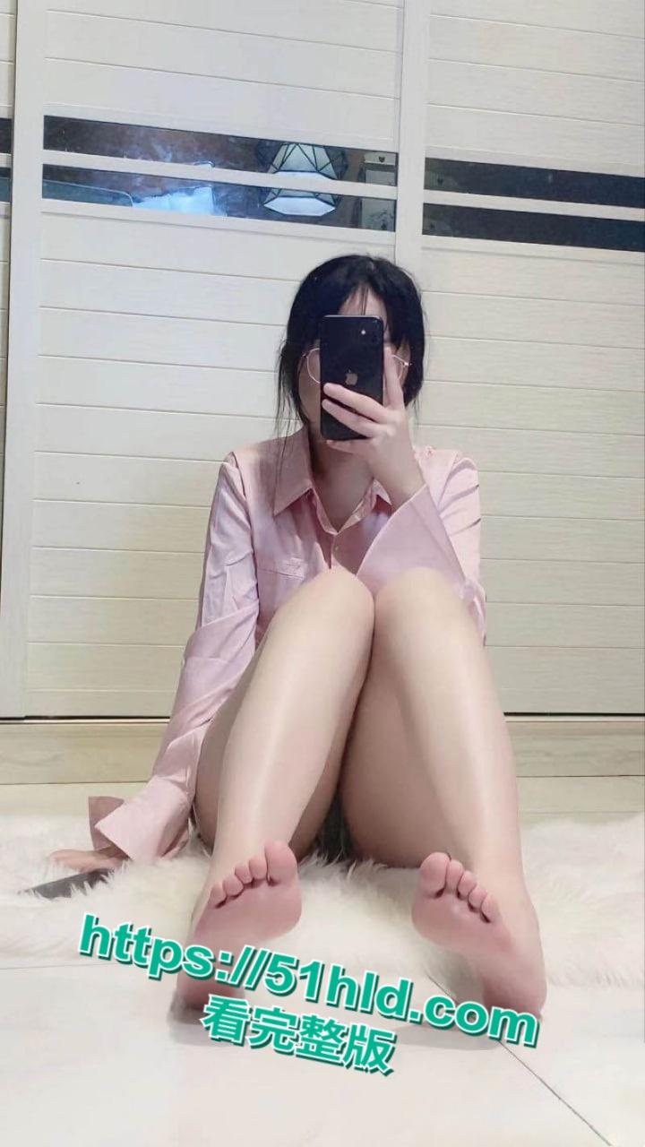 四川清纯护士【黄依琳】大尺度视频,黑丝眼镜母狗床上淫水横流,红唇挑逗让人心跳加速!-7