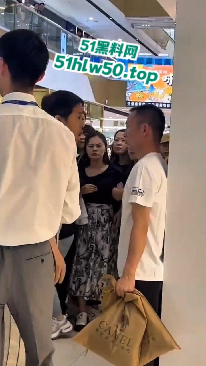 江西小三在商场被原配当场抓现行，上来直接拽头发踹下体，怒扇老婆情夫惹众人围观。-2