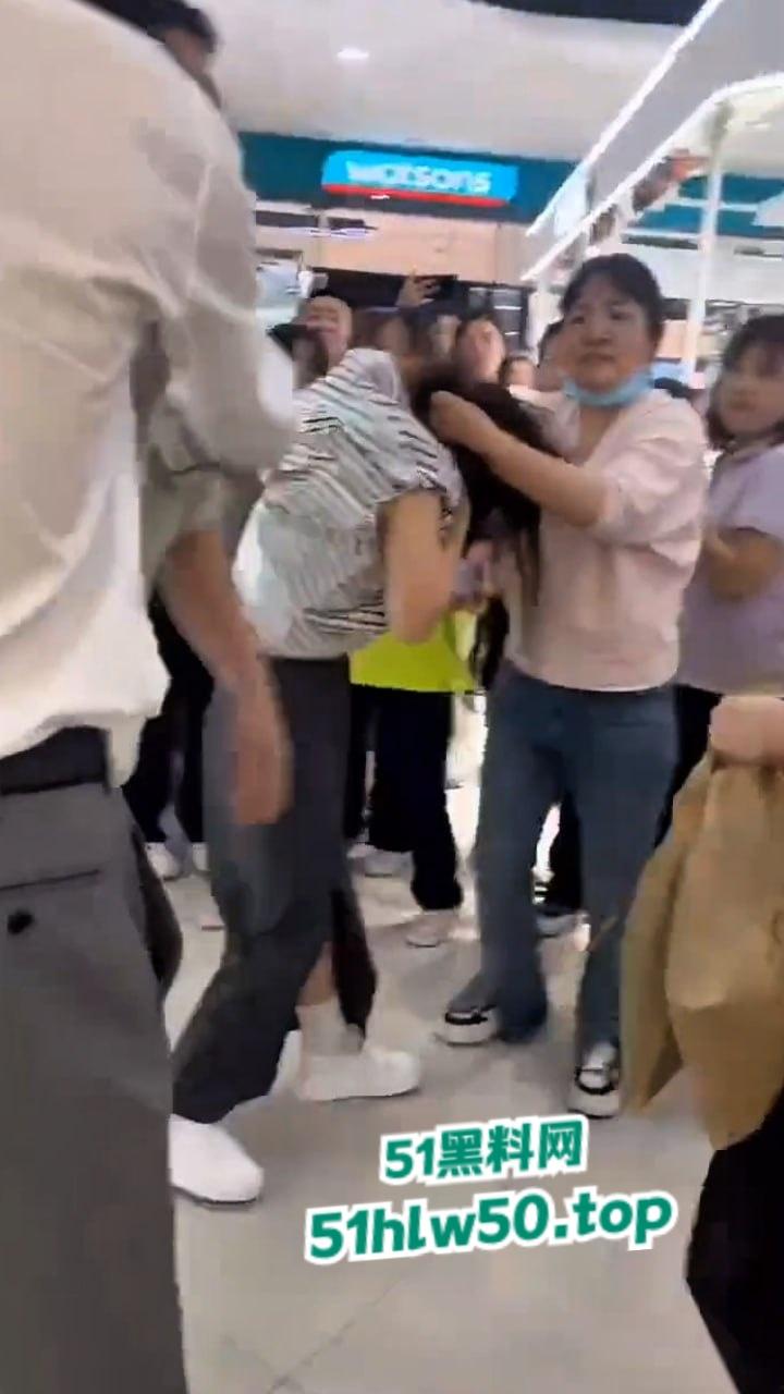 江西小三在商场被原配当场抓现行，上来直接拽头发踹下体，怒扇老婆情夫惹众人围观。-7