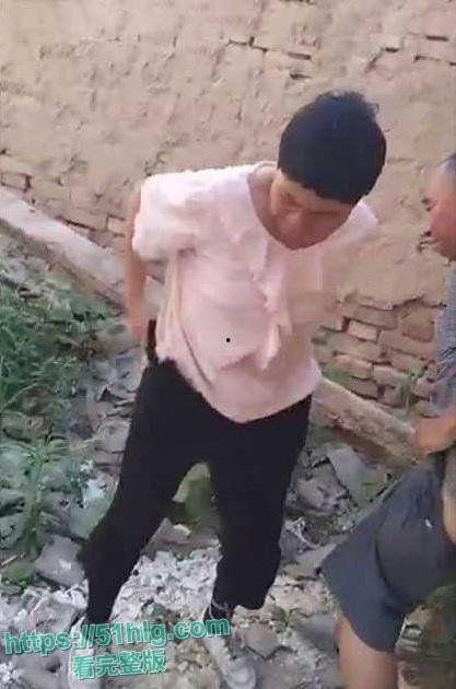 【河南】炸裂抓奸社死现场 亲生儿子废弃房屋抓奸 撞破母亲与陌生老男人户外苟合 震惊到无话可说-4