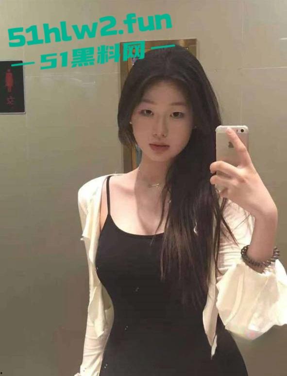 河南20岁骚货母狗【李琦】穿着黑丝连体情趣内衣大跳骚舞,露脸自慰的表情简直太骚了。-3