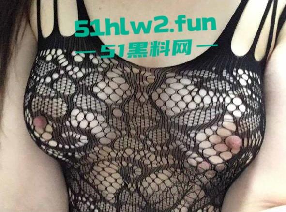 河南20岁骚货母狗【李琦】穿着黑丝连体情趣内衣大跳骚舞,露脸自慰的表情简直太骚了。-5