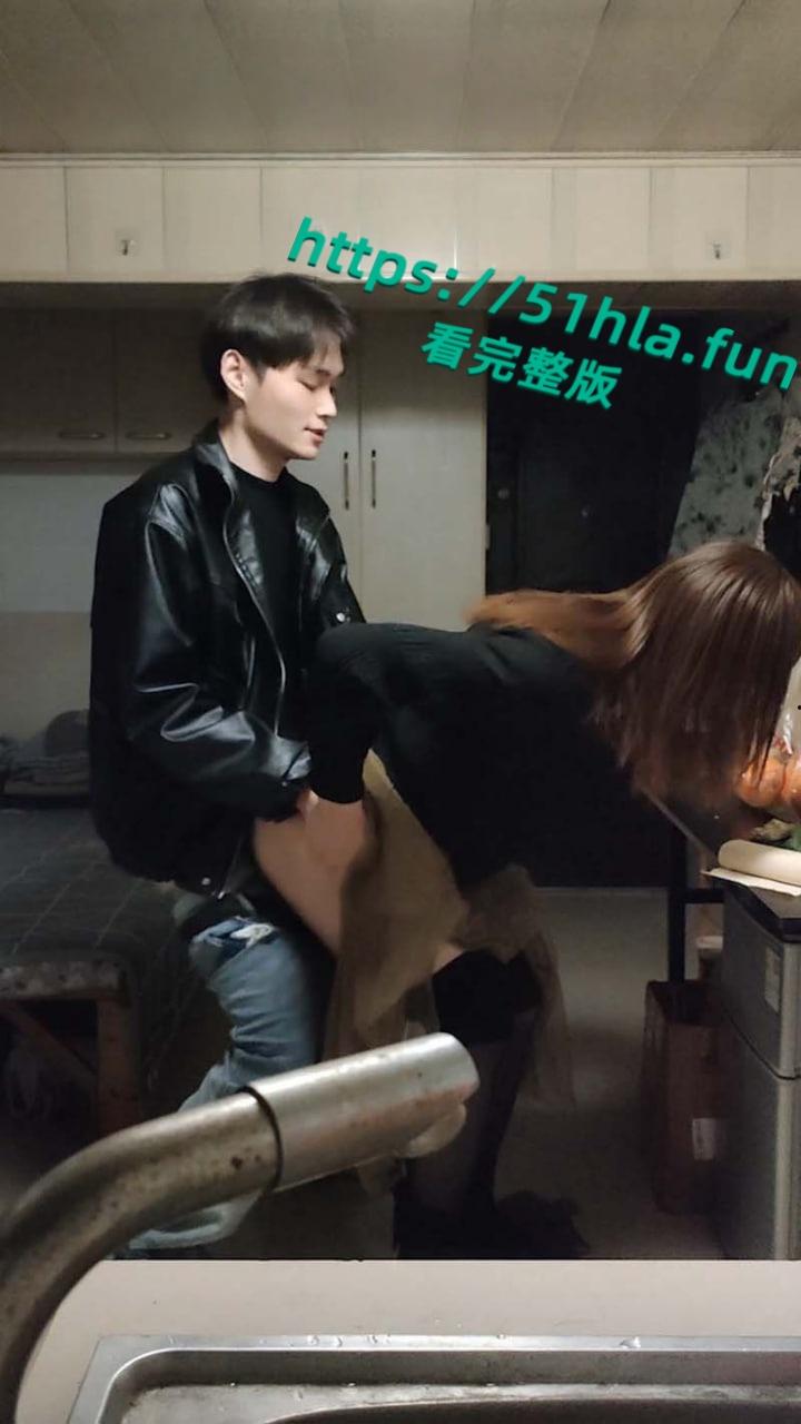 南京伪娘阿红事件，最耀眼的男嘉宾皮衣哥，闪亮登场，清纯气息帅男也拜倒在红姐石榴裙下！-4