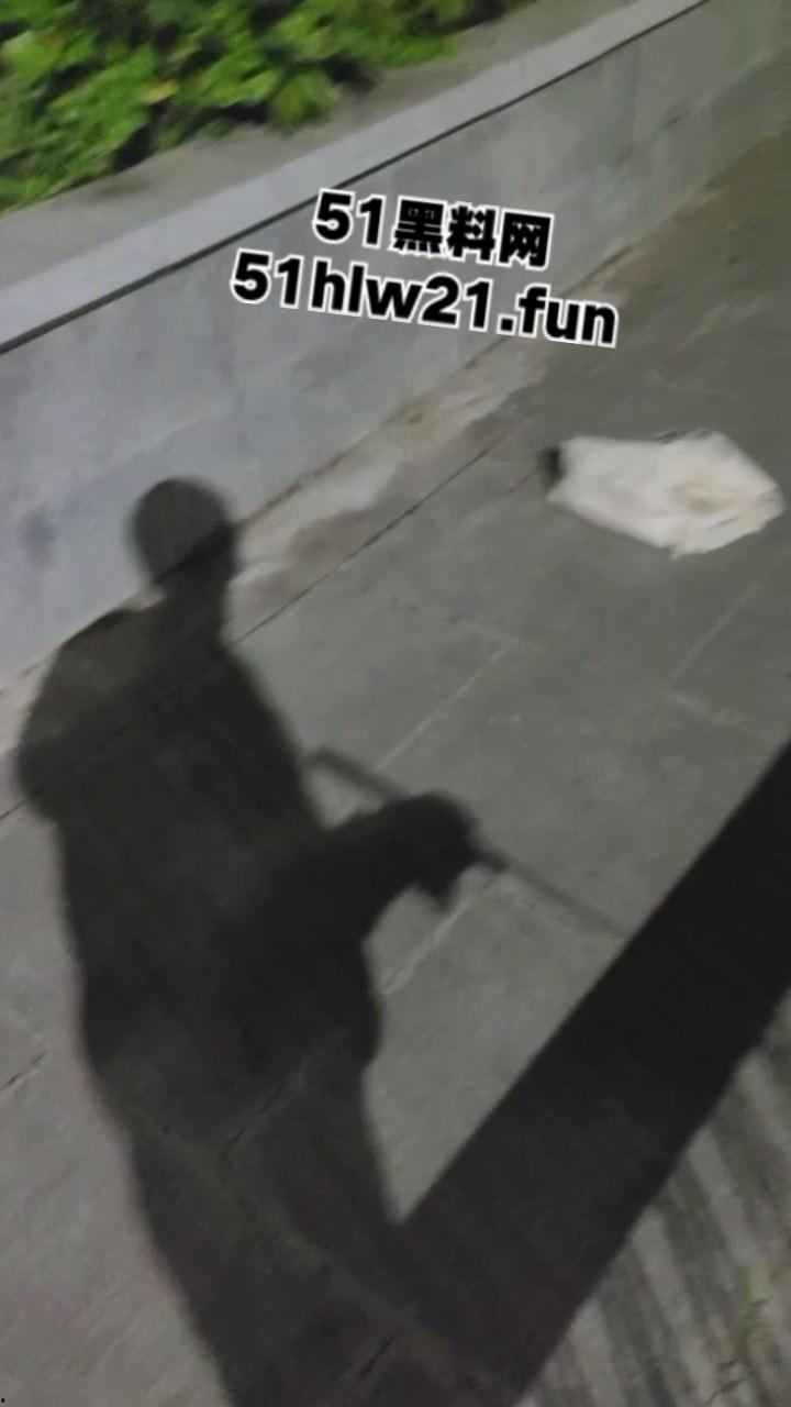 钓鱼佬夜钓惊现尸体,大长腿女尸钓鱼佬也太神奇,除了鱼钓不到以外什么都能钓到!-1