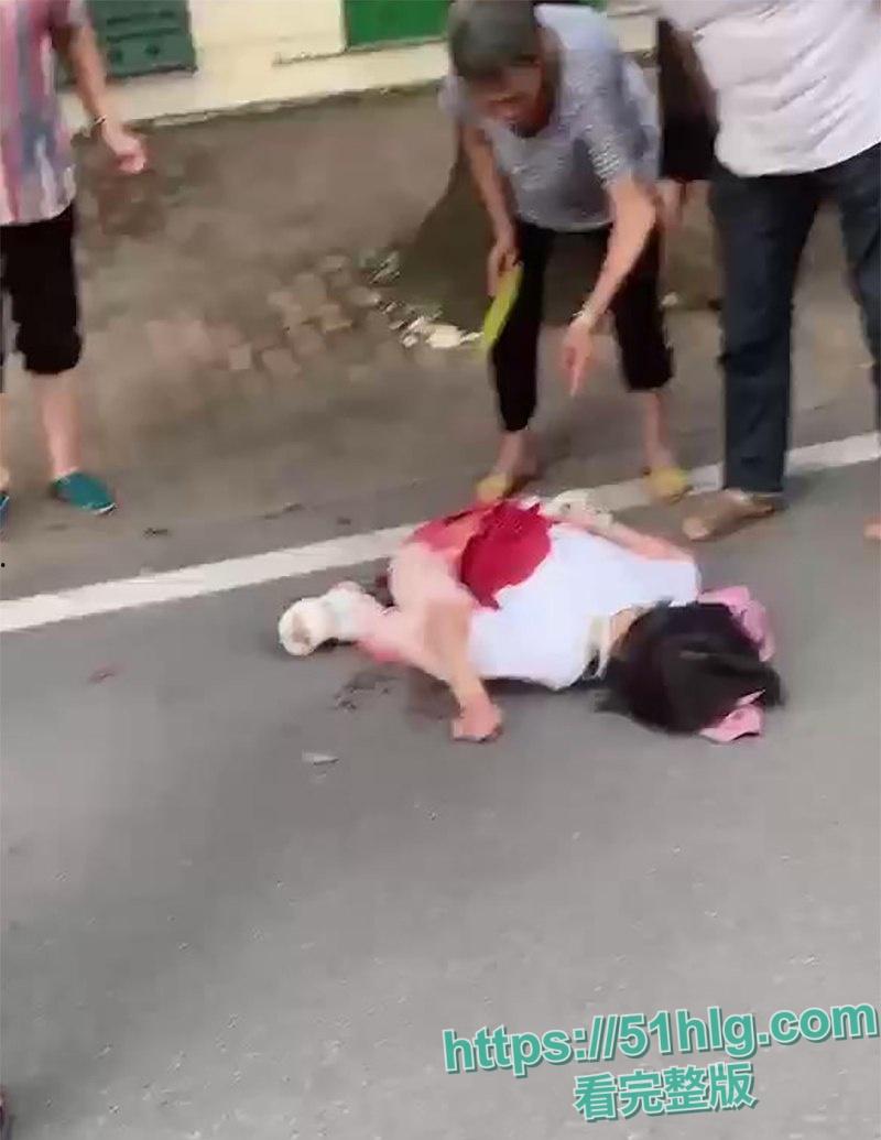 【耒阳】街头砍人案监控流出 31岁段某超疯狂砍人 被砍孩童哭喊救命 多人倒地丧命 画面恐怖血腥 胆小勿入-5