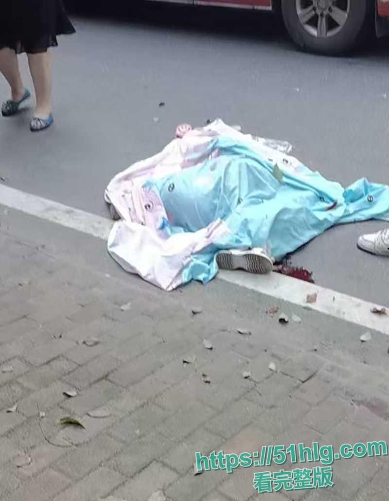 【耒阳】街头砍人案监控流出 31岁段某超疯狂砍人 被砍孩童哭喊救命 多人倒地丧命 画面恐怖血腥 胆小勿入-6