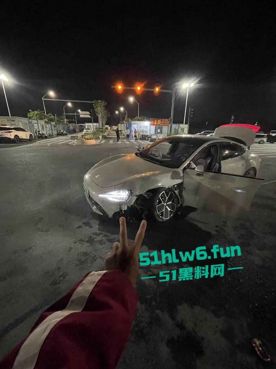 泉州小米SU7Ultra驾驶员用临时牌照,市区内狂飙150公里每小时躲闪不及将骑车人撞飞!-1