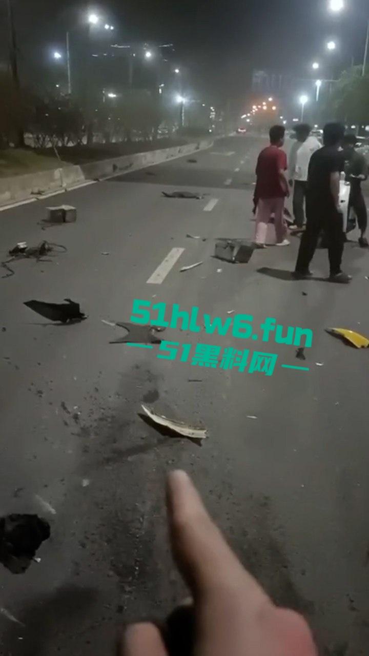 泉州小米SU7Ultra驾驶员用临时牌照,市区内狂飙150公里每小时躲闪不及将骑车人撞飞!-7