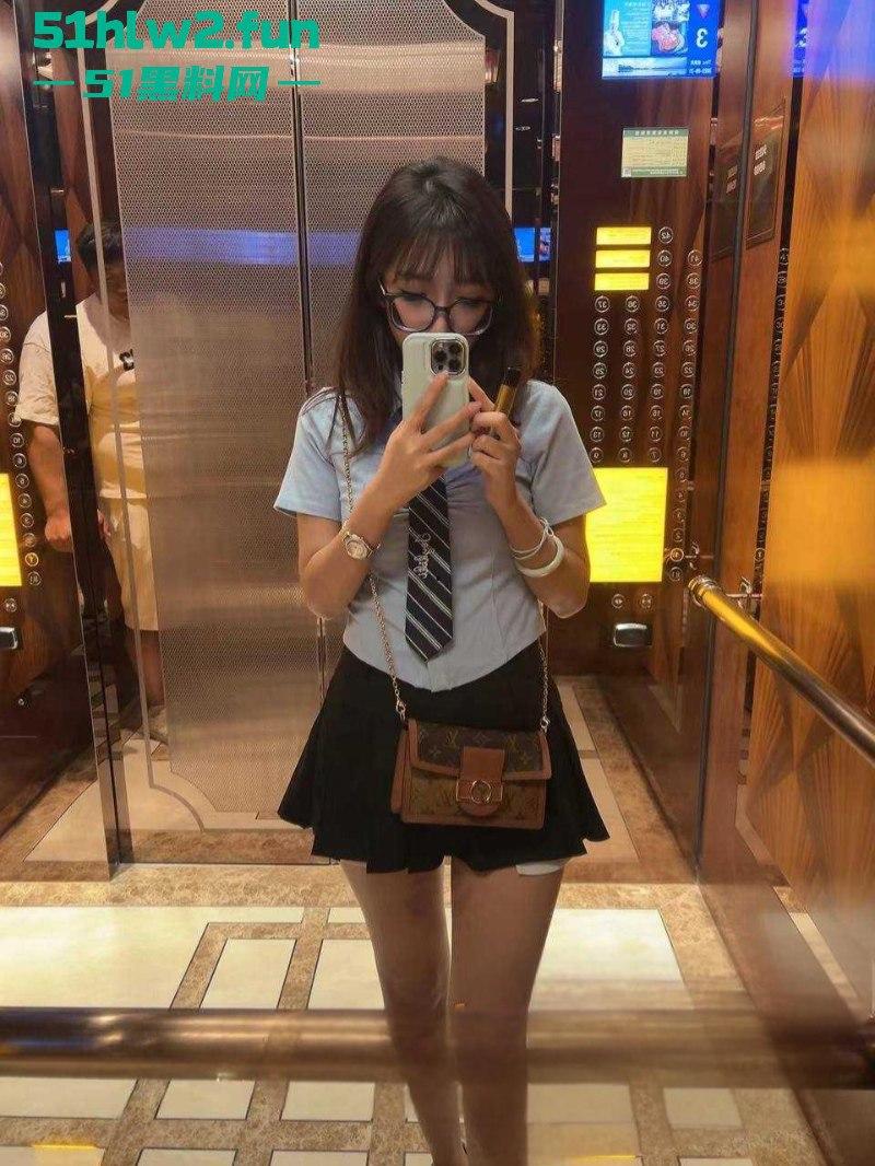 上海某国企职工【张舒涵】傍上公司上司想上位,还参与玩多人被男友发现后果断曝光!-7