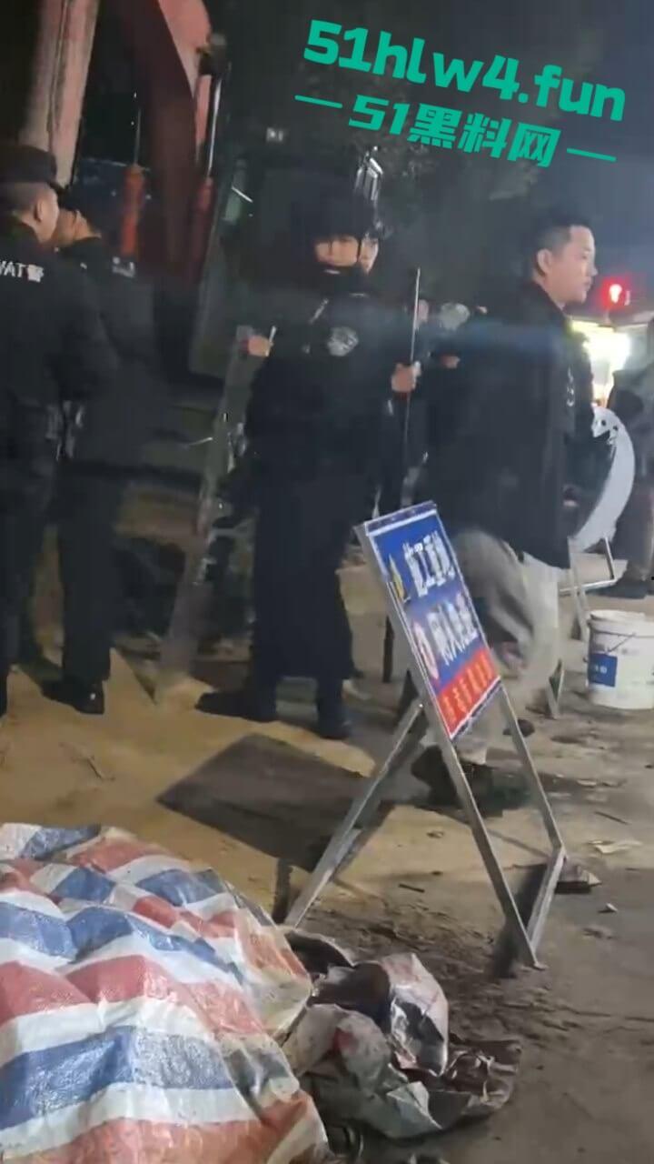 吉利学院杀人事件,女学生遭遇猥亵推搡中持刀将男子捅死,女孩已经被特警带走。-6