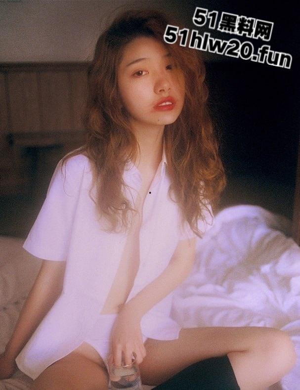 抖音260W粉丝的网红博主【百万个垃圾桶】未成名前拍摄的尺度写真合集流出,粉嫩三点清晰可见!-3