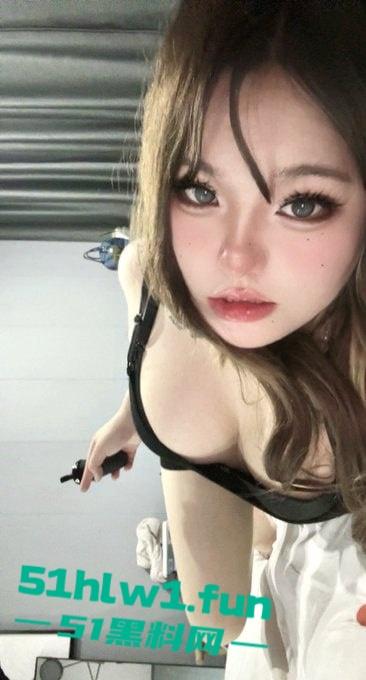 常州精神小妹【费雨心】爆炸性丑闻,一个月换6个男人,射精一床让闺蜜睡,内裤随手扔枕头简直离谱!-2