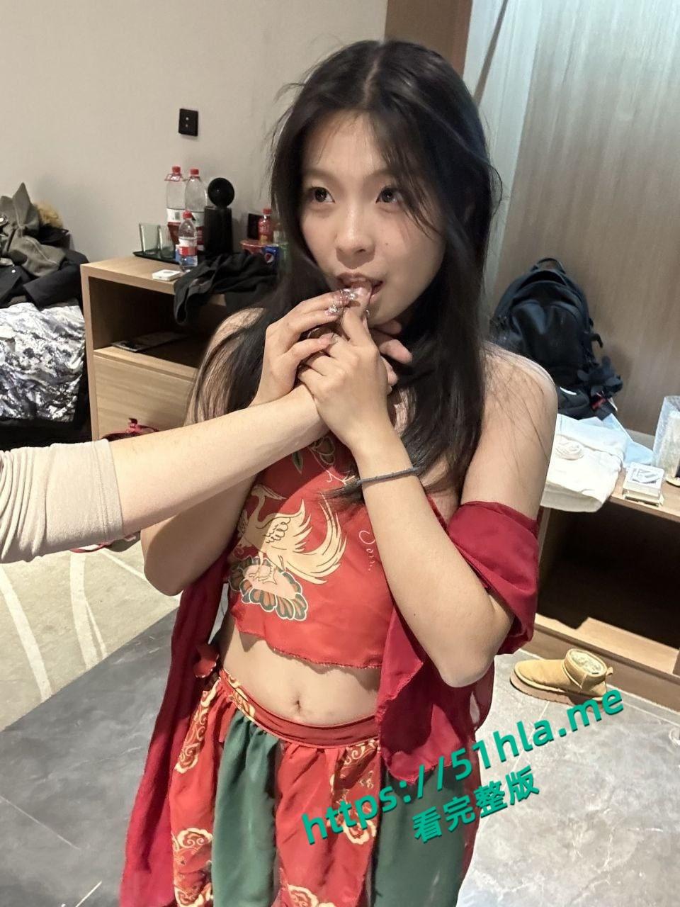 极品妹妹被包养流出,各种情趣装户外楼梯间野战,骚气十足不愧是伺候金主的尤物太专业了!-3