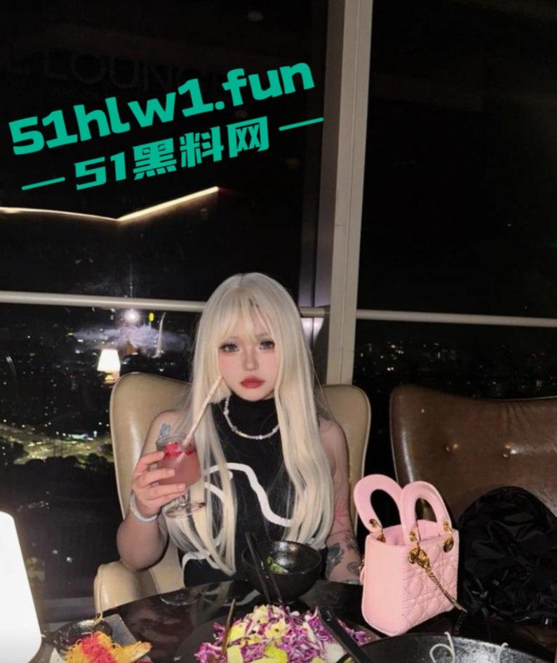 常州精神小妹【费雨心】爆炸性丑闻,一个月换6个男人,射精一床让闺蜜睡,内裤随手扔枕头简直离谱!-14