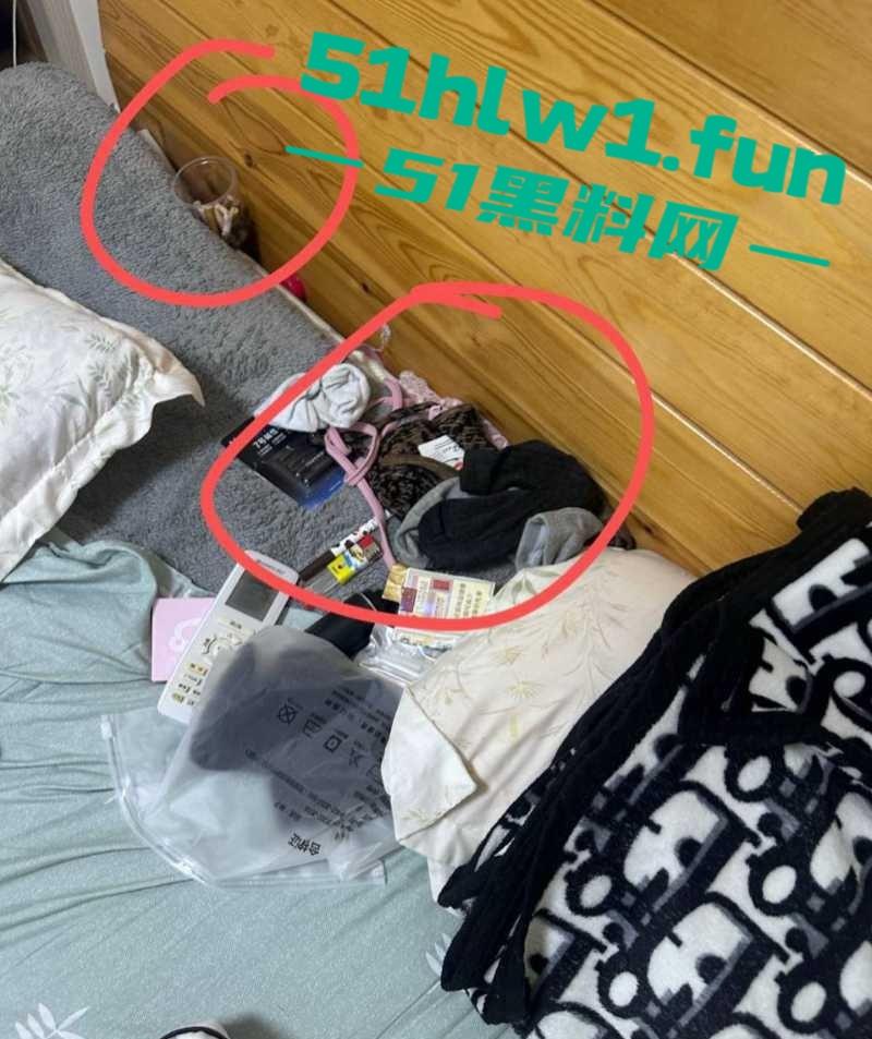 常州精神小妹【费雨心】爆炸性丑闻,一个月换6个男人,射精一床让闺蜜睡,内裤随手扔枕头简直离谱!-15