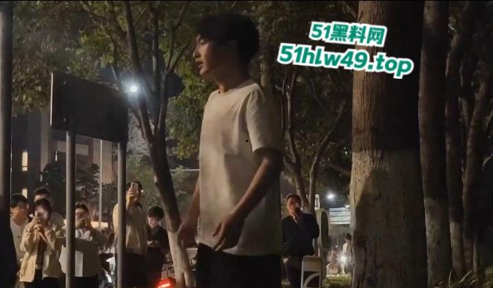 江苏泰州纯爱小哥千里寻爱,得知被女友戴多顶绿帽,人财两失当街破防楼下大骂婊子。-3