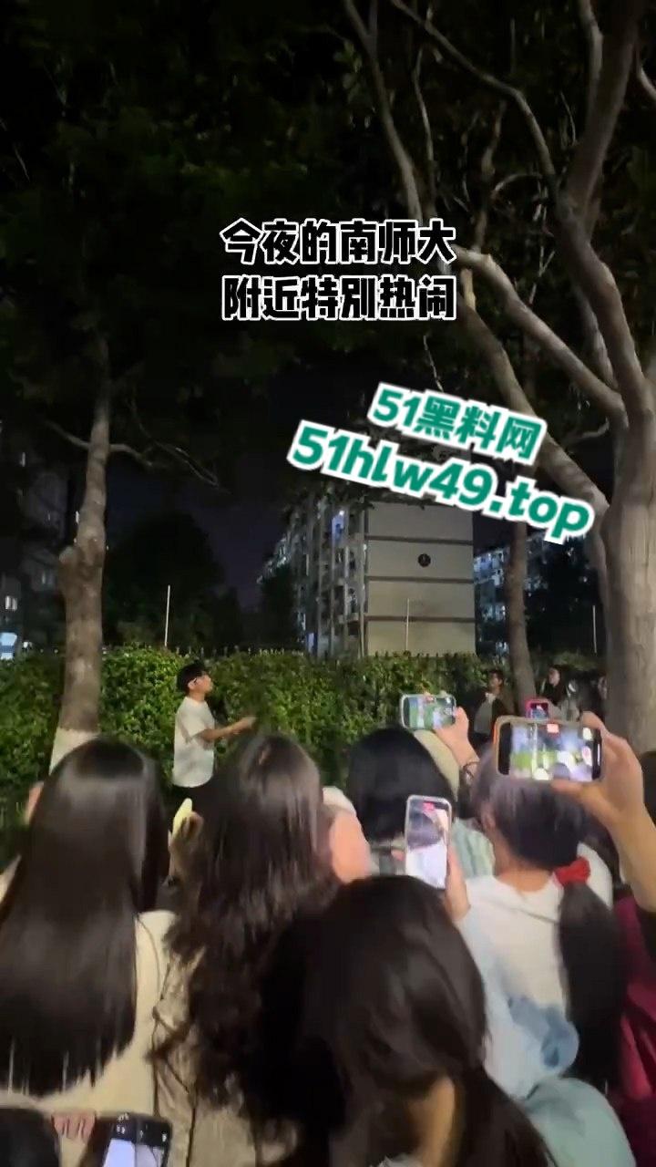 江苏泰州纯爱小哥千里寻爱,得知被女友戴多顶绿帽,人财两失当街破防楼下大骂婊子。-6