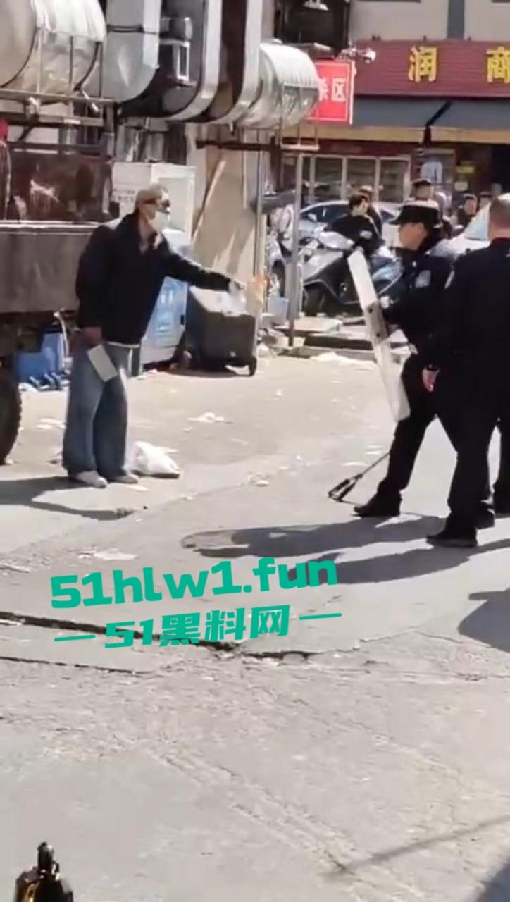 广东海丰县中年大爷手持菜刀怒怼警察,单挑三防爆盾,硬刚场面炸裂牛逼到飞起!-1