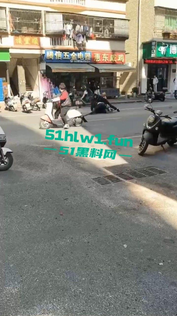 广东海丰县中年大爷手持菜刀怒怼警察,单挑三防爆盾,硬刚场面炸裂牛逼到飞起!-7