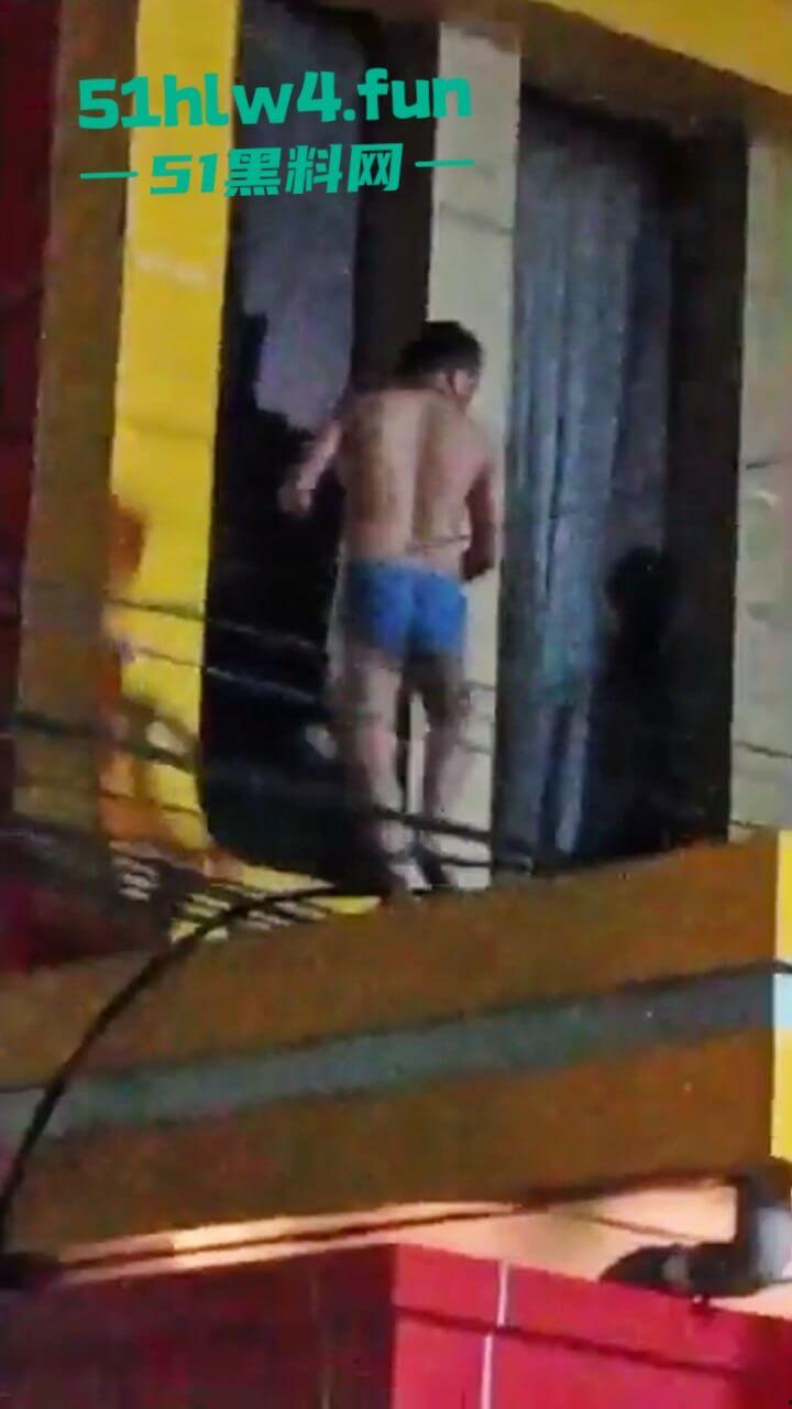 印尼一诈骗公司老板,通过理财诈骗方式骗取当地许多百姓钱财,被抓住后围追堵截,这身手真是了得啊。-10