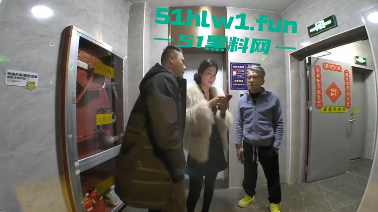 黑社会催债跑错楼层,错把无辜居民当成欠钱老赖狂踹家门,猫眼实拍监控曝光跟恐怖片似的!-4