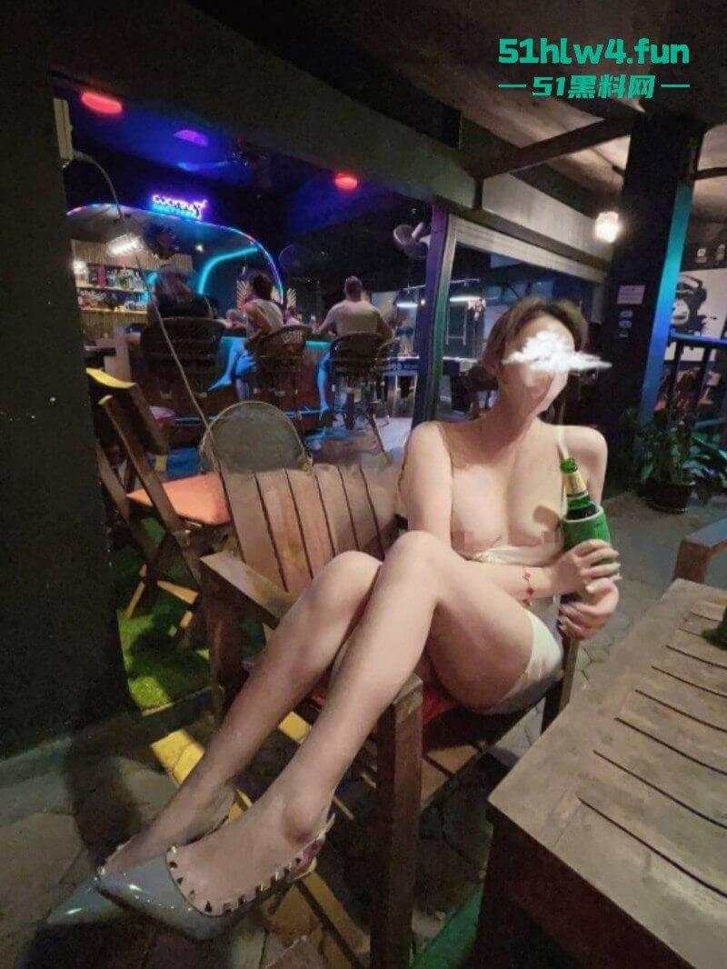 台湾嘉义情侣在台湾地铁袒胸露乳被处分，眼尖网友看出原来是网红【美杜莎】遭到瓜友们的热捧！-6