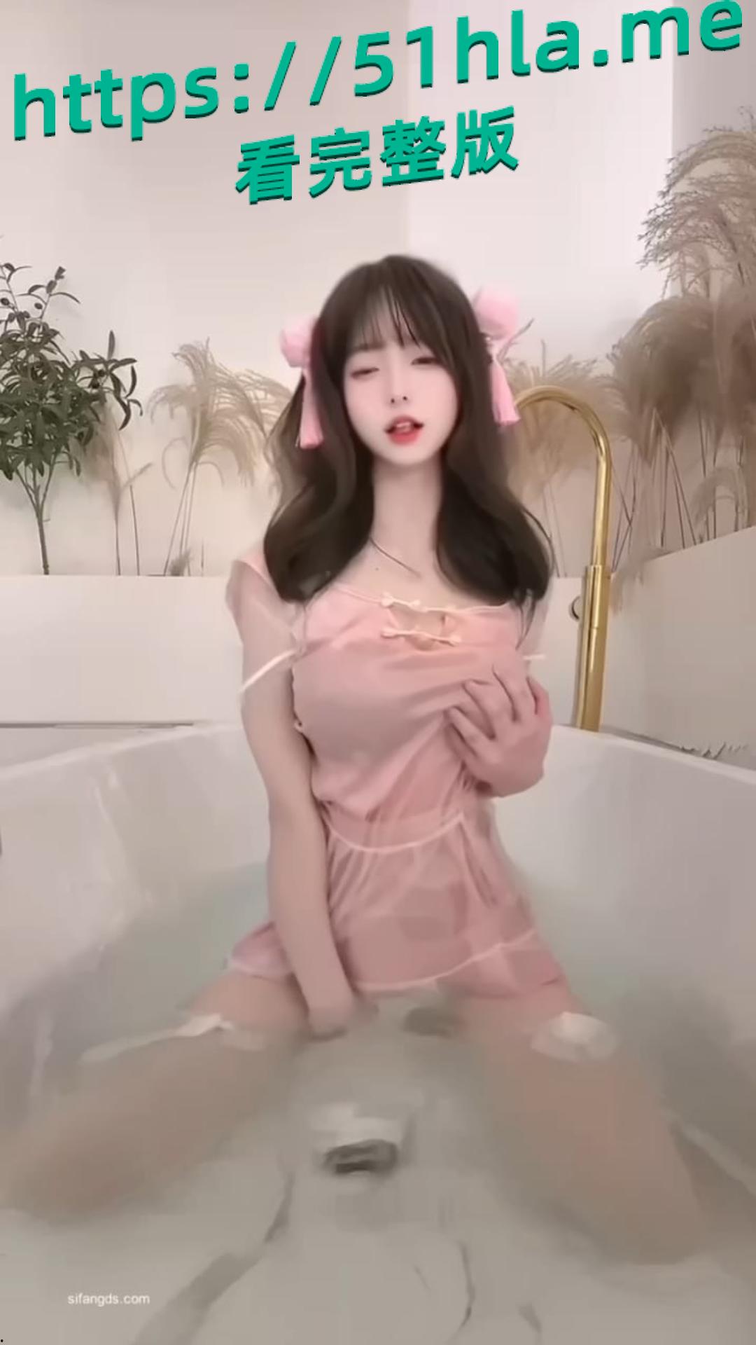 抖音200万粉丝网红 小马漫漫 最新福利来袭 情趣装展露绝美身姿 黄瓜插穴自慰淫荡至极!-3