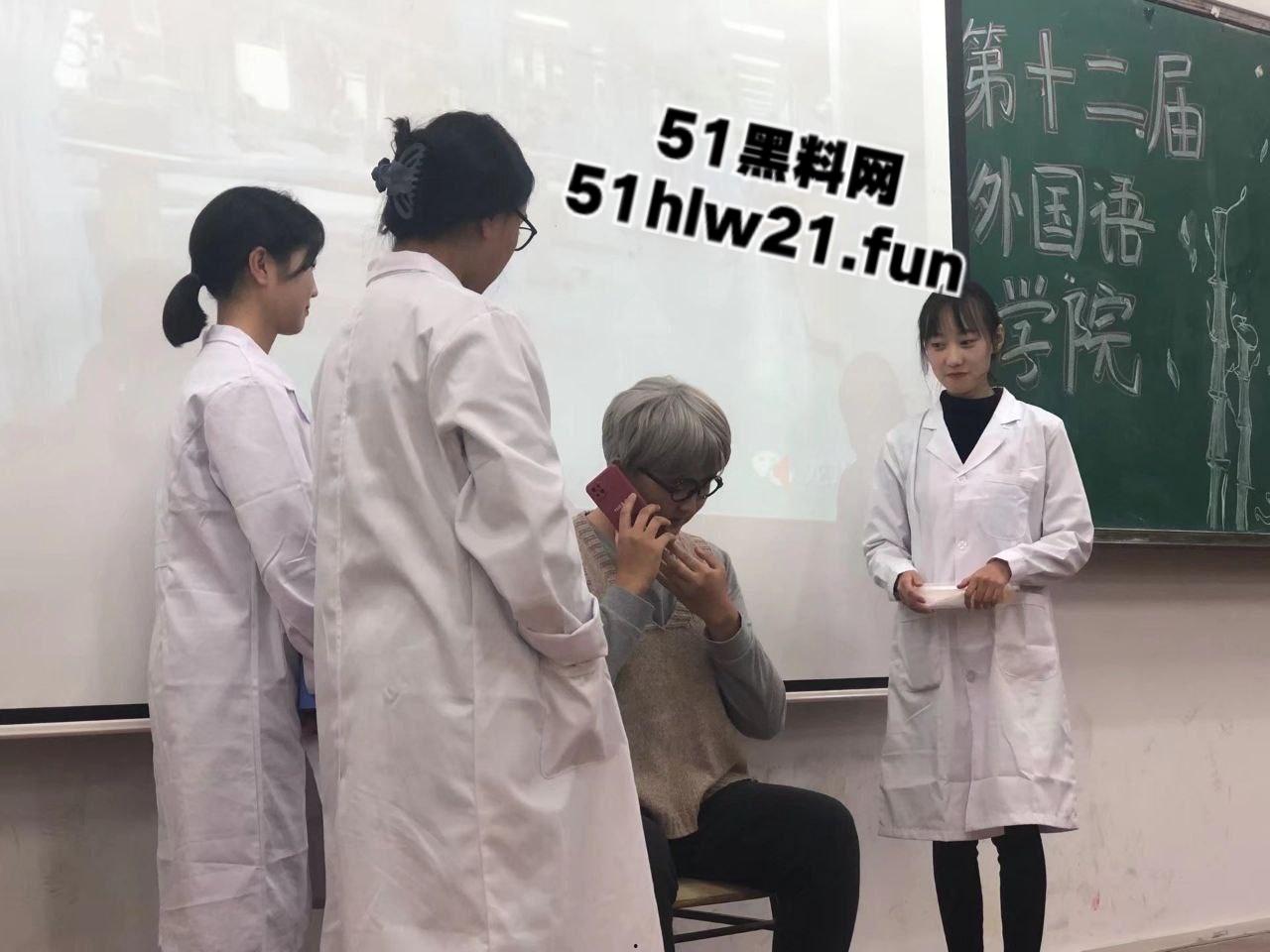 山东济南外国语学院【李思琦】遭渣男分手曝光隐私,清纯学生妹背后爱吃肉屌偷偷自慰,床上一跪骚得流水。-1