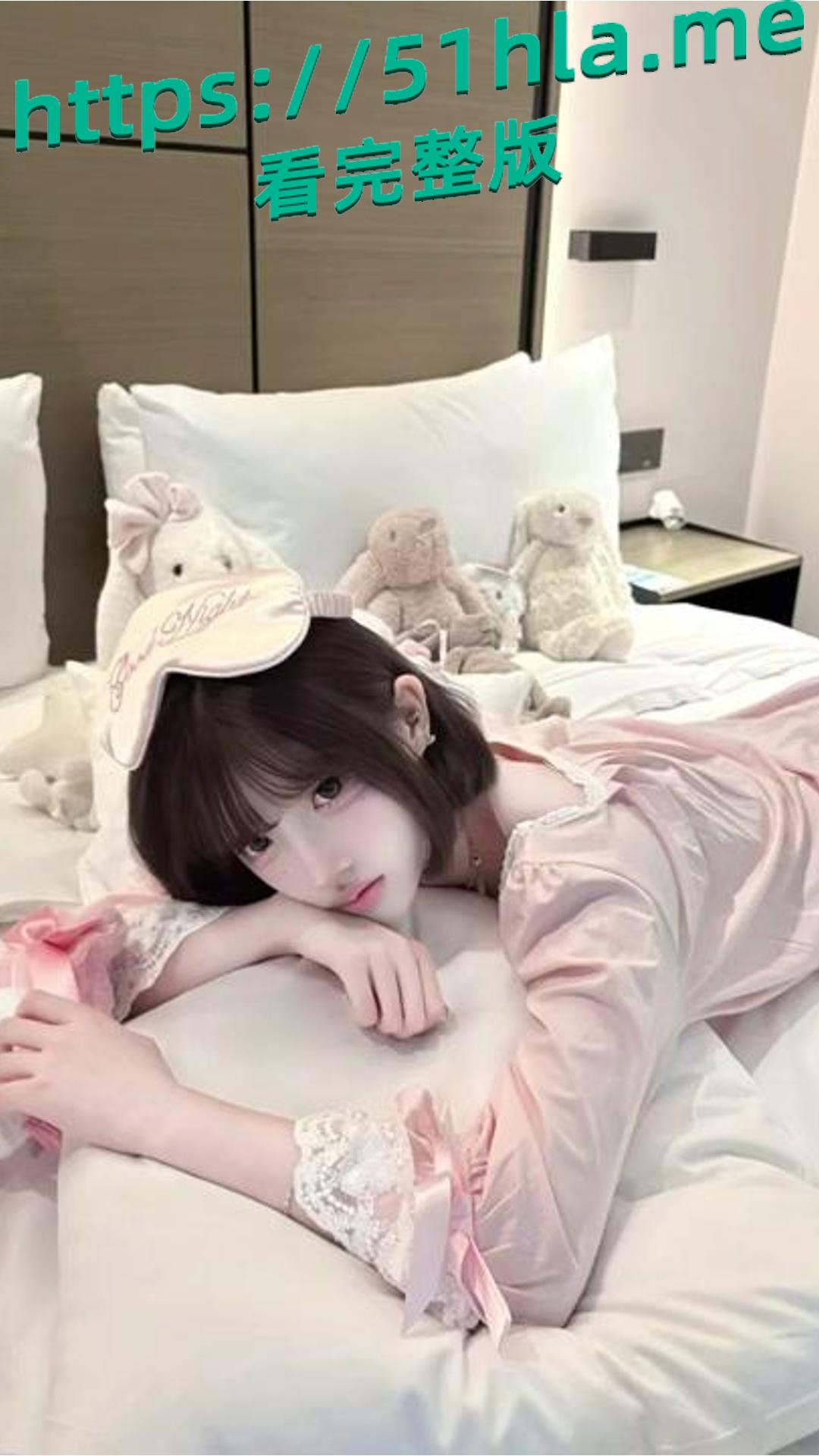 抖音200万粉丝网红 小马漫漫 最新福利来袭 情趣装展露绝美身姿 黄瓜插穴自慰淫荡至极!-4