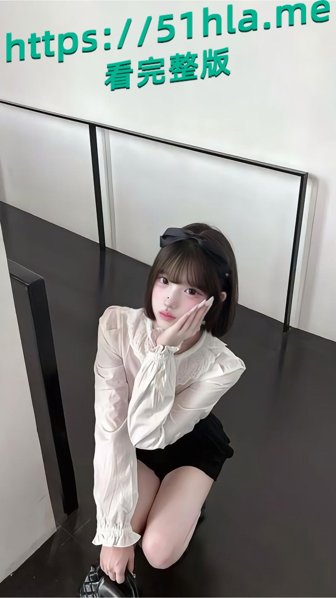 抖音200万粉丝网红 小马漫漫 最新福利来袭 情趣装展露绝美身姿 黄瓜插穴自慰淫荡至极!-5