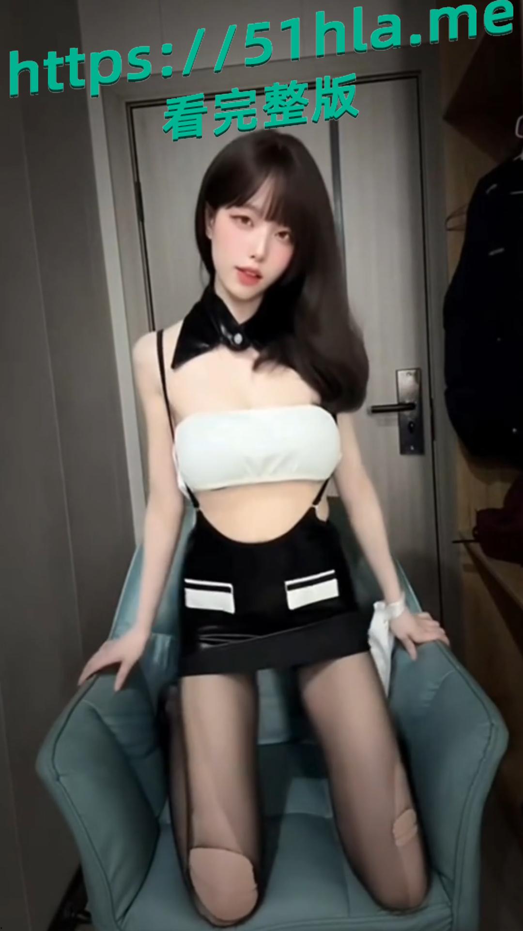 抖音200万粉丝网红 小马漫漫 最新福利来袭 情趣装展露绝美身姿 黄瓜插穴自慰淫荡至极!-7