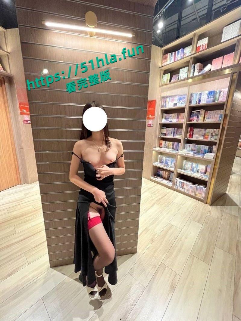 极品大学生【小哪吒】福利视频泄密,校内野外大胆露出饱满双乳嫩穴挑逗路人目光!-3