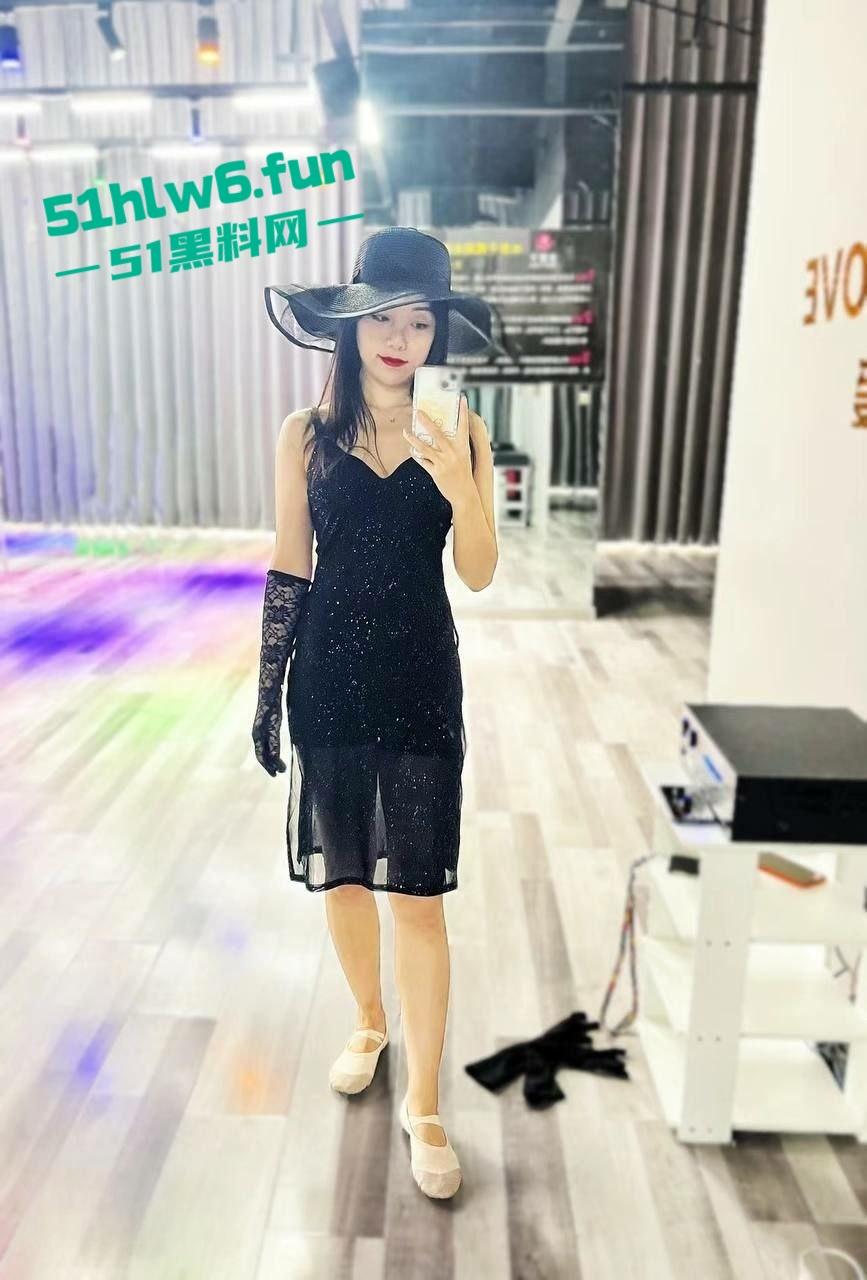 河南师范大学【梁雅倩】高颜值反差尤物,细腰长腿小穴粉嫩背着男友和土豪裸聊被男友发现后曝光。-8