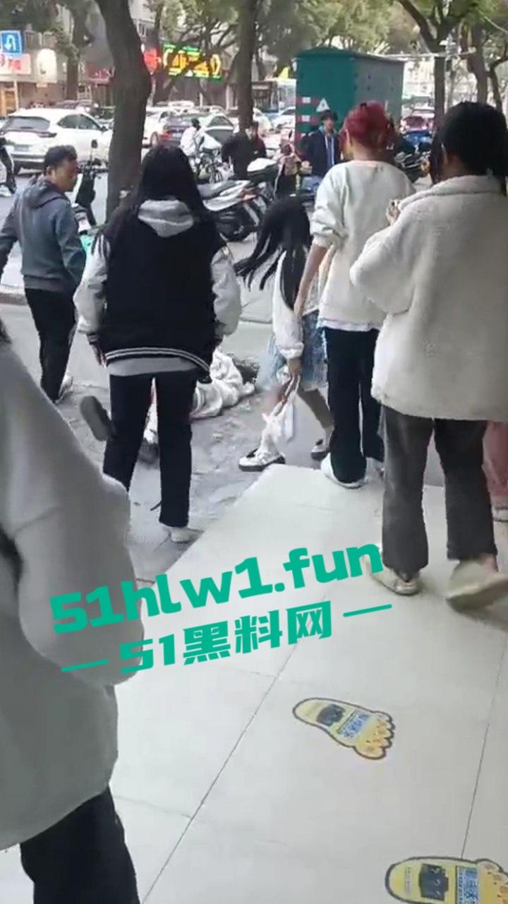 山东枣庄精神小妹霸凌,两帮小美女激情对战,旁边的男学生都看笑了,果然女人打架是男人最爱看的!-5