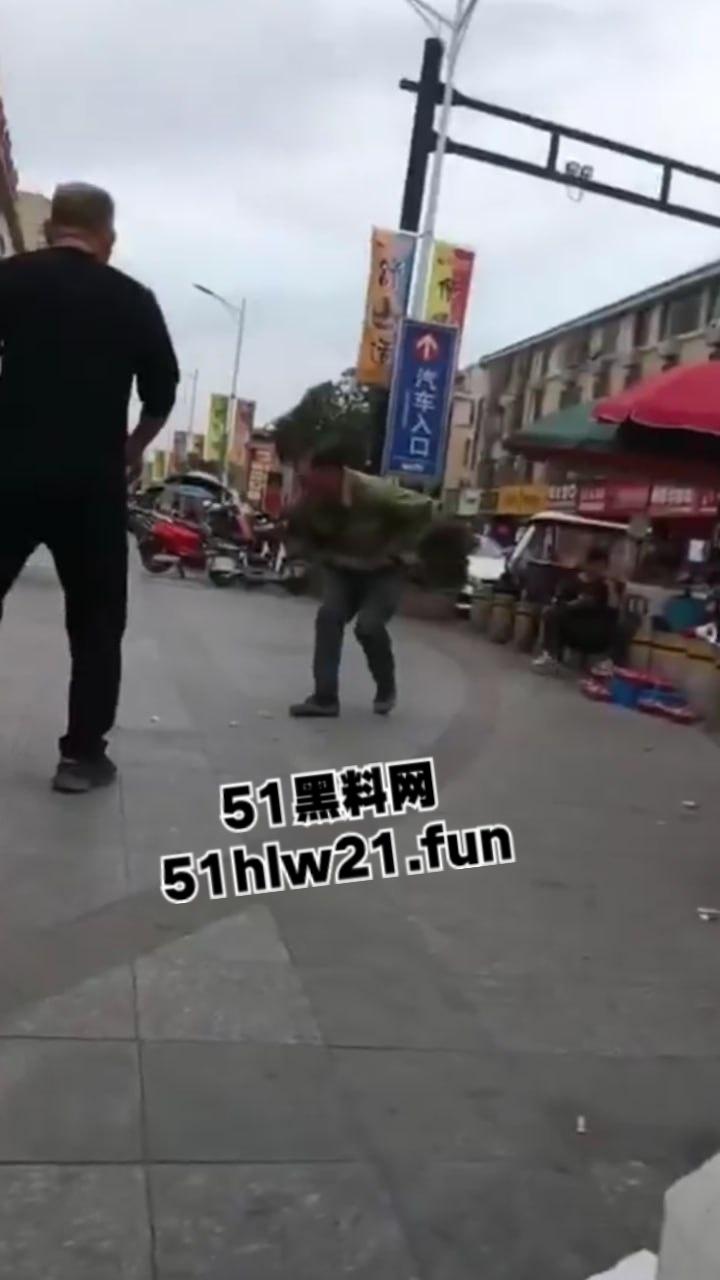浙江绍兴大唐街道大润发超市门外,发生持刀伤人恶性事件,多名男子浑身是血倒地不起,行凶者疑似报复社会。-2