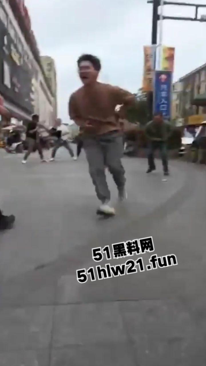 浙江绍兴大唐街道大润发超市门外,发生持刀伤人恶性事件,多名男子浑身是血倒地不起,行凶者疑似报复社会。-5