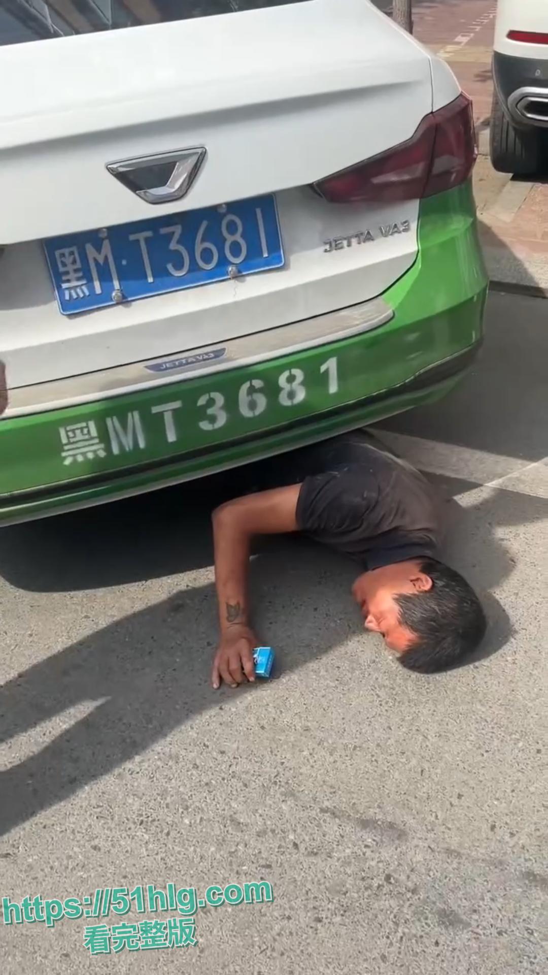 绥化庆安车祸惊魂:的士车惊险碾压男子,众人齐心搬车救人,男子一开口竟让众人哭笑不得-2