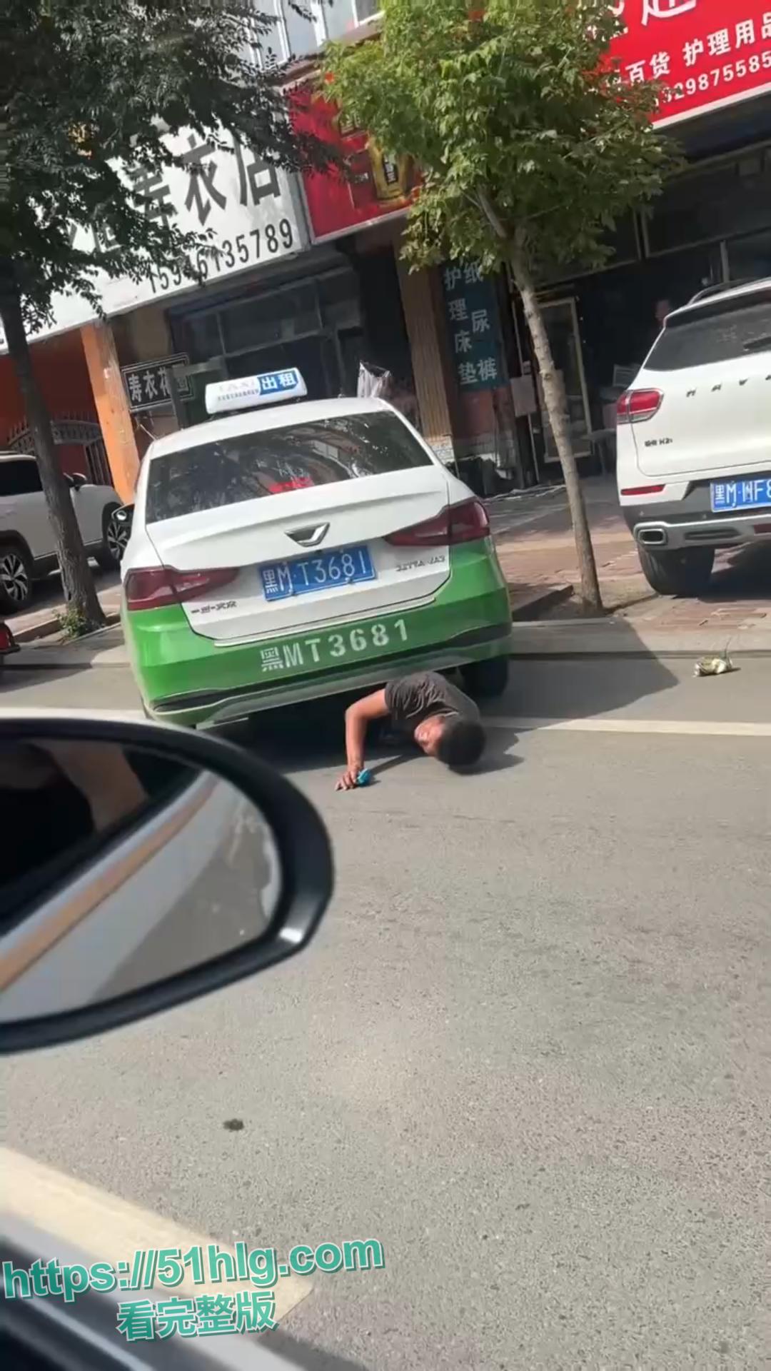 绥化庆安车祸惊魂:的士车惊险碾压男子,众人齐心搬车救人,男子一开口竟让众人哭笑不得-3