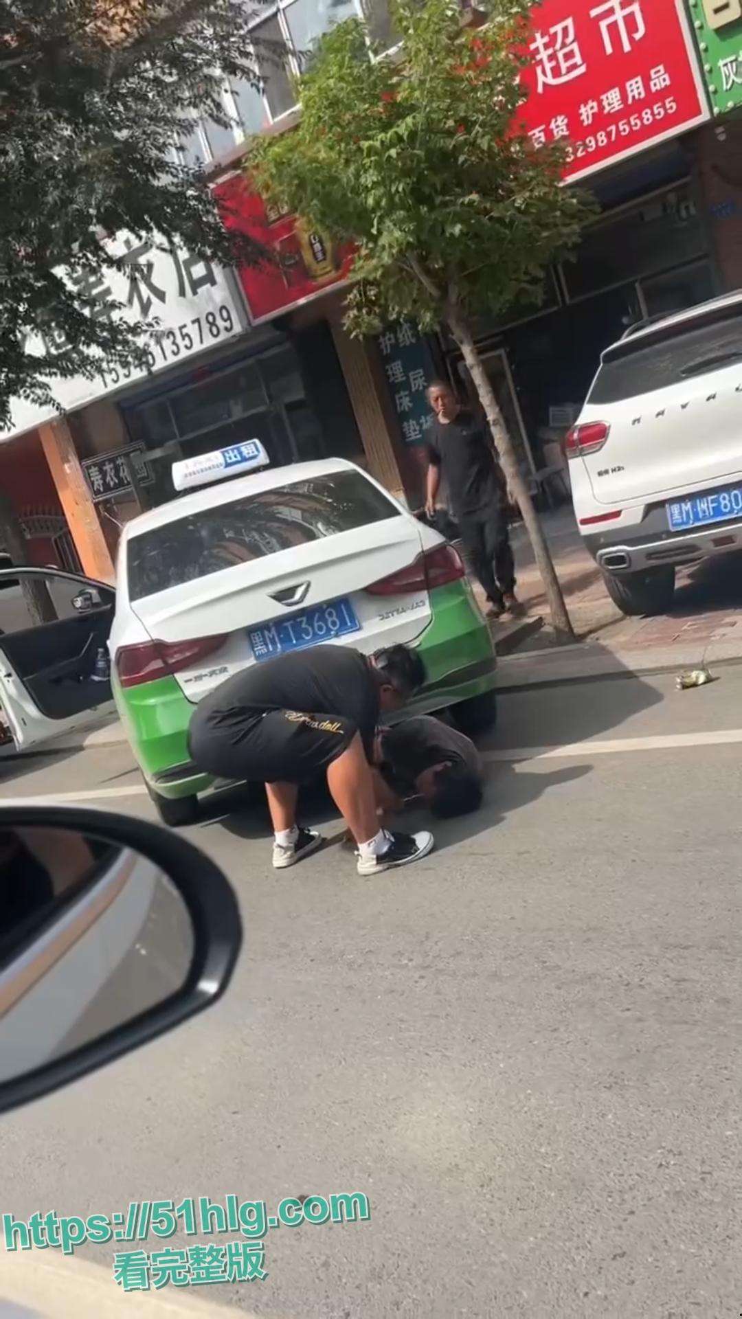 绥化庆安车祸惊魂:的士车惊险碾压男子,众人齐心搬车救人,男子一开口竟让众人哭笑不得-4