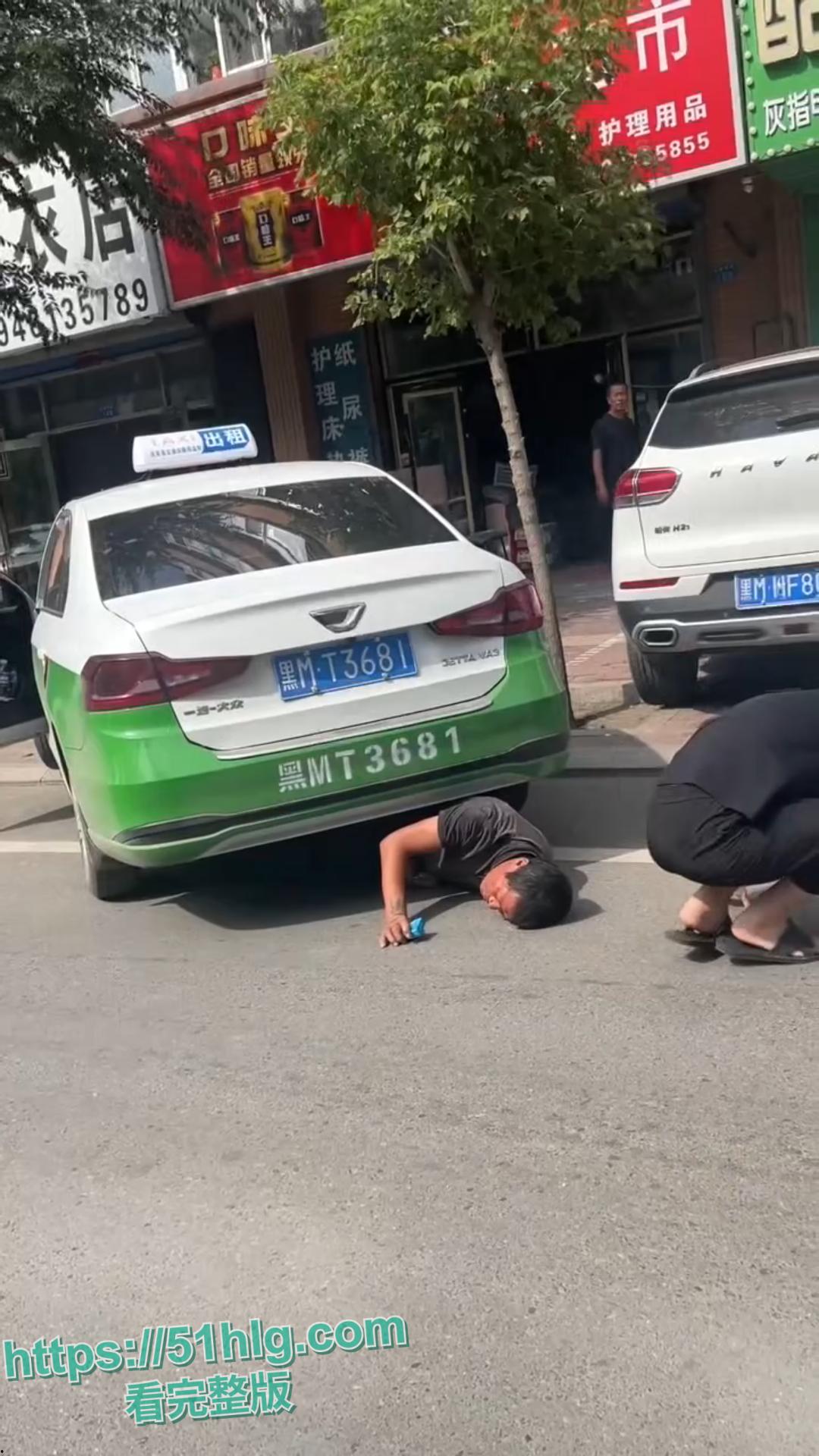 绥化庆安车祸惊魂:的士车惊险碾压男子,众人齐心搬车救人,男子一开口竟让众人哭笑不得-5