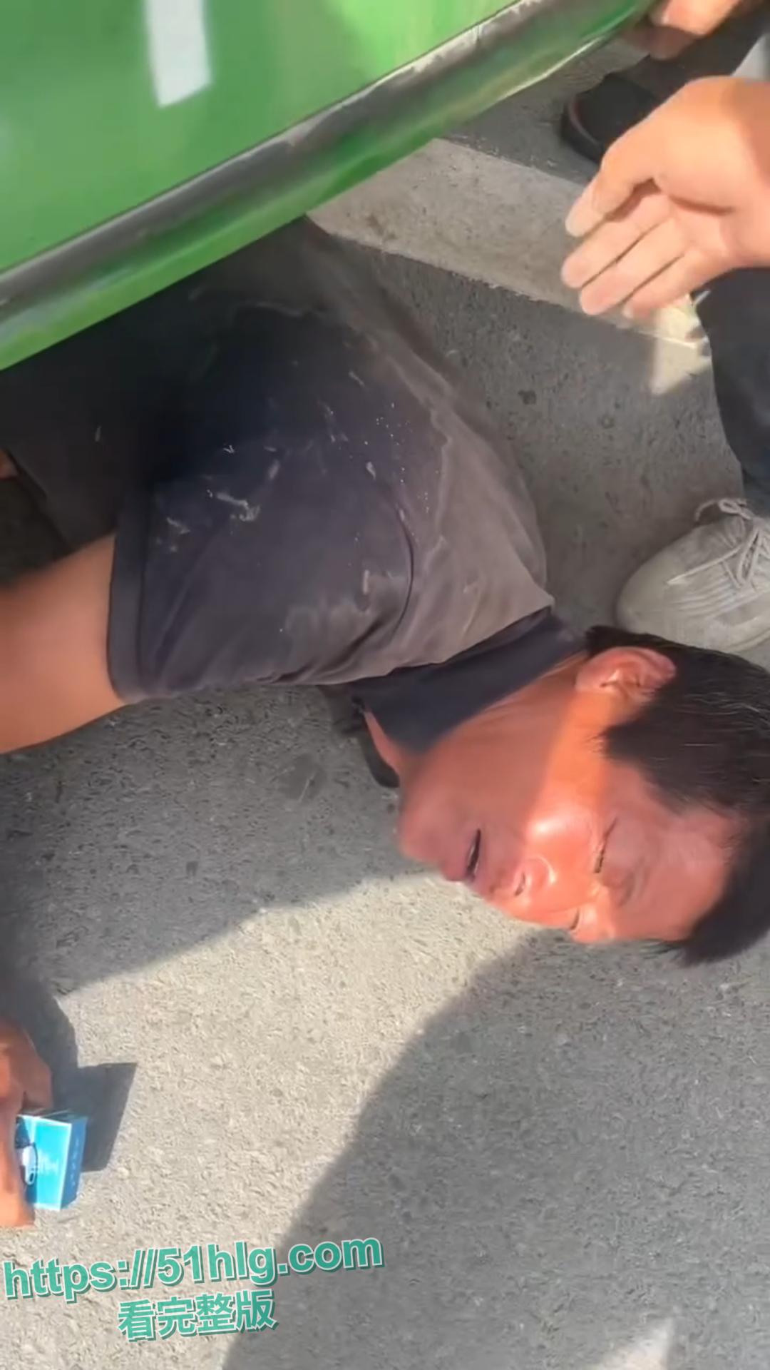 绥化庆安车祸惊魂:的士车惊险碾压男子,众人齐心搬车救人,男子一开口竟让众人哭笑不得-7