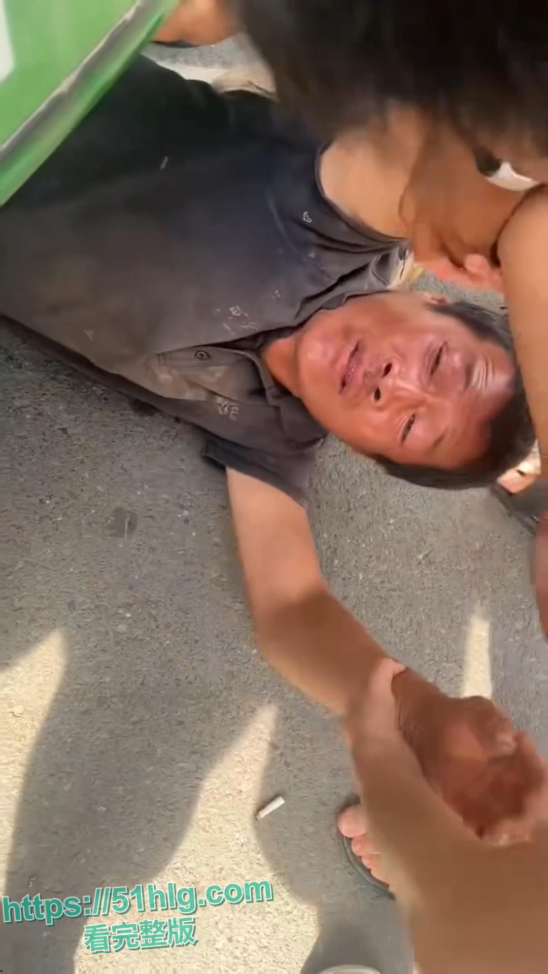 绥化庆安车祸惊魂:的士车惊险碾压男子,众人齐心搬车救人,男子一开口竟让众人哭笑不得-8