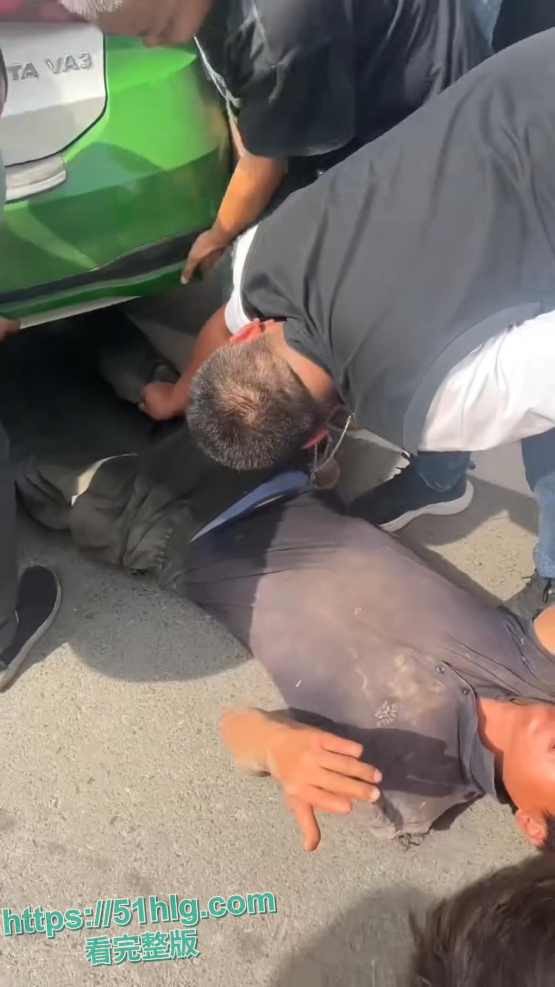 绥化庆安车祸惊魂:的士车惊险碾压男子,众人齐心搬车救人,男子一开口竟让众人哭笑不得-9