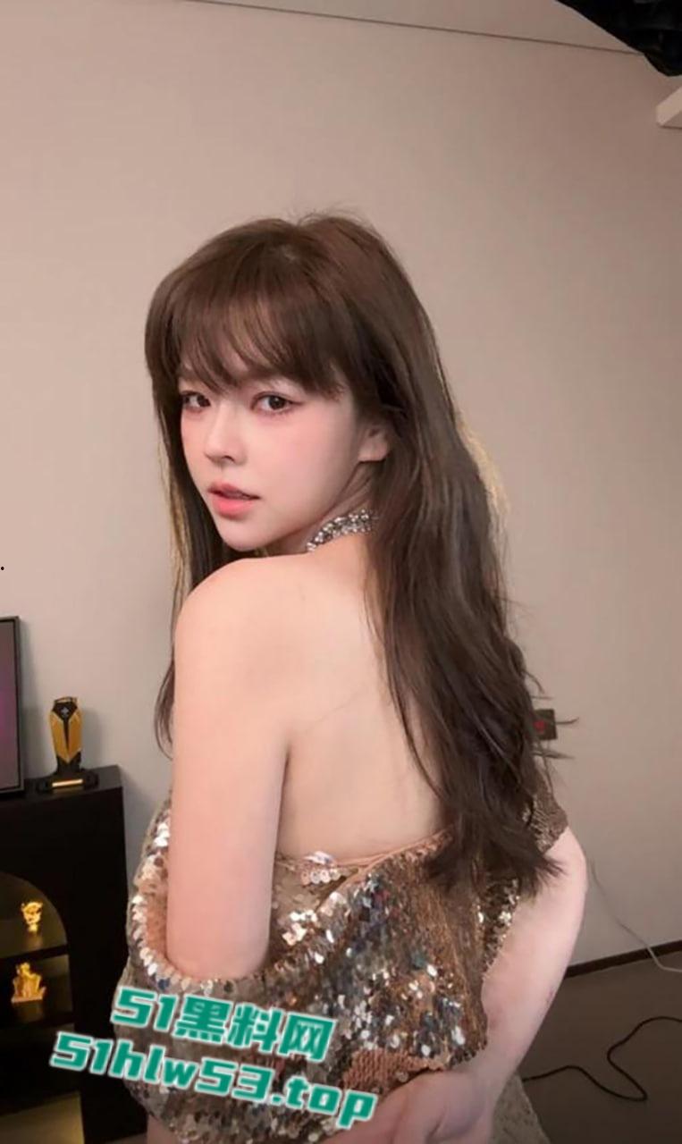 呆妹儿小霸王好姐妹!抖音千万粉丝女网红【沫子】早期全裸私拍写真被扒出,超清逼毛清晰可见!-2