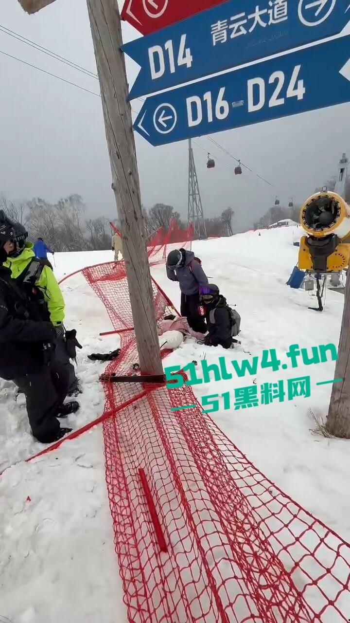 北大湖滑雪场新手滑雪妹,误入中高级滑道滑雪,不慎摔飞被撞到变形断腿场面超吓人。-6