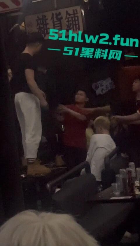 河北石家庄YOLO酒吧惊天大瓜,50人群殴打到特警出动,厕所里男女当场打炮,旁边光屁股男在狂吐,细思极恐!-2