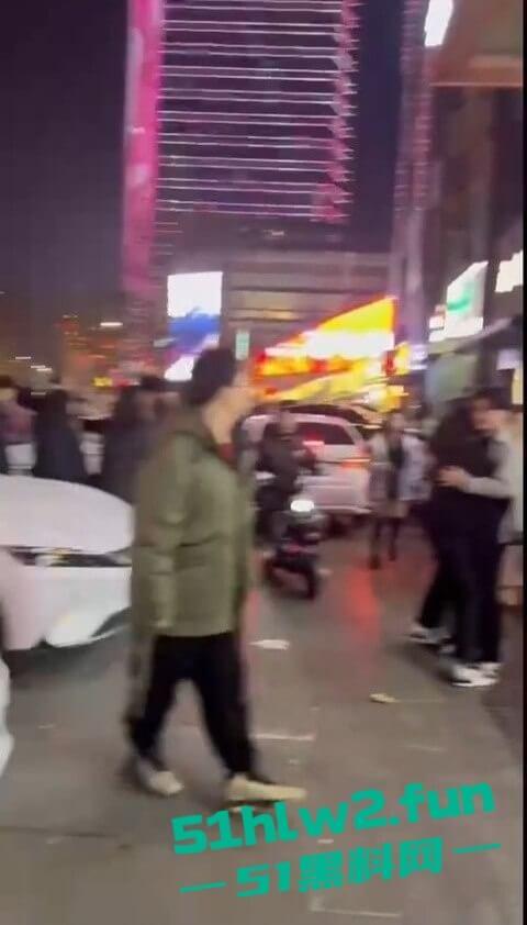 河北石家庄YOLO酒吧惊天大瓜,50人群殴打到特警出动,厕所里男女当场打炮,旁边光屁股男在狂吐,细思极恐!-3