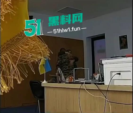 乌克兰高级军官被拍到在办公室内与两名不同的女性【亲密接触】战争阶段发生这种泄密关乎到国家机密层面。-5